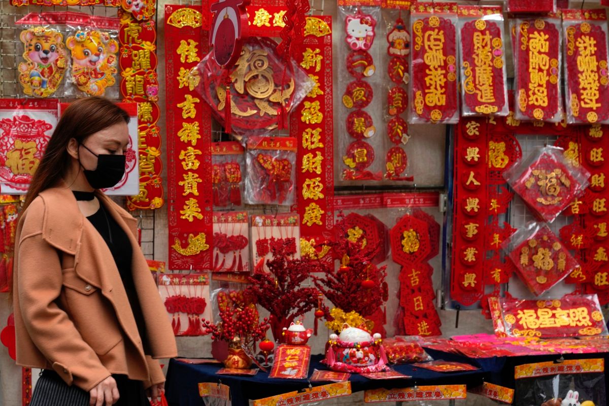 ▲隨著農曆新年到來，華人開始張羅採購準備過好年。圖為香港街頭已經有了過年的氣氛。（圖／美聯社／達志影像）