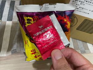 ▲香辣科學麵裡面換成一包紅色辣粉,其他人也分享獨門吃法,像是自己加辣椒粉,或是加必勝客的乾辣椒調味包。(圖/取自批踢踢) ▲香辣科學麵裡面換成一包紅色辣粉,其他人也分享獨門吃法,像是自己加辣椒粉,或是加必勝客的乾辣椒調味包。(圖/取自批踢踢)