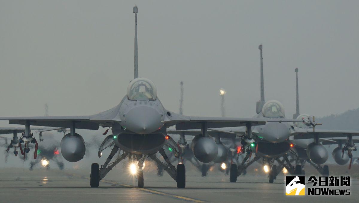 ▲嘉義空軍基地第四聯隊F-16V戰機機隊「大象漫步」。(圖／記者呂炯昌攝)