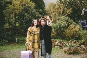 小S ▲小S特地到山裡拜訪陳文茜,暢談愛情話題。(圖/CATCHPLAY+提供)