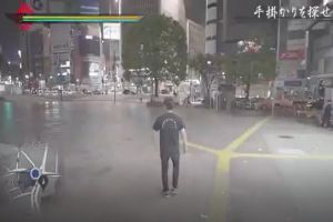 ▲原PO在澀谷街頭模擬遊戲中主角的動作。（圖／翻攝自twitter帳號KaoruGans0）