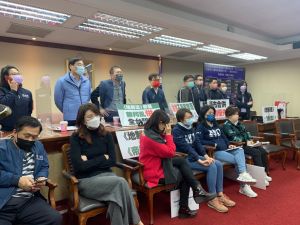 內政委員會 ▲國民黨立院黨團霸佔主席台,癱瘓內政委員會,阻擋地制法第四條「一字修法」。(圖/記者羅婉庭攝,2022.01.19)