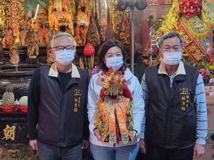 上任第一件事為核食舖路?林靜儀:大家想的會不會太奇怪 ▲林靜儀感謝玉闕朝仁宮媽祖坐鎮競選總部保佑眾人平安,今將媽祖請回廟裡。(圖/林靜儀競選總部提供,2022.01.19)