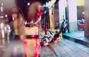 王秉華 新店隨機殺人 ▲騎士遇害倒地,王秉華(左)冷漠走回車上。(圖/翻攝Youtube)