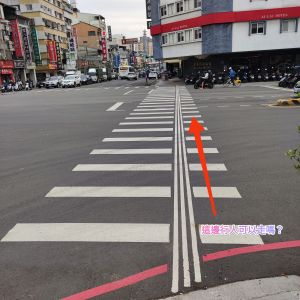原PO好奇這款穿插三橫線的斑馬線有何用途。(圖/臉書社團《爆廢公社》) ▲原PO好奇這款穿插三橫線的斑馬線有何用途。(圖/臉書社團《爆廢公社》)