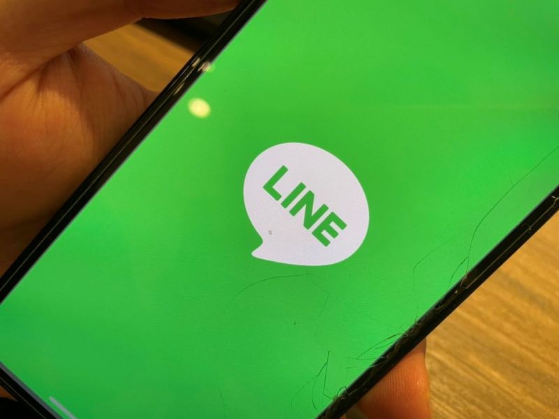 ▲LINE如果版本太舊、手機太舊，可能今天開始就無法繼續使用LINE傳送接收訊息，官方提到需要升級到LINE 13.20.0才能繼續使用。（示意圖／記者陳雅雲攝）