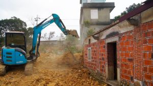 怪手拆除京兆堂,宋家子孫無力保存。翻攝「桃園楊梅宋崇玉京兆堂」粉絲專頁 ▲建商拆除京兆堂,宋家子孫無力保存。翻攝「桃園楊梅宋崇玉京兆堂」粉絲專頁