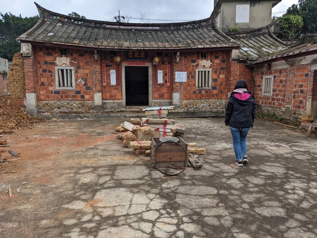 ▲ 京兆堂遭拆,宋家子孫設法保留磚瓦。翻攝「桃園楊梅宋崇玉京兆堂」粉絲專頁