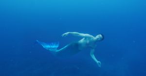 ▲禾浩辰歷經自由潛水與動作訓練後，在水下能更好的詮釋人魚的姿態。（圖／羚邦集團提供）