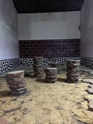 京兆堂地磚下用黃沙防蟻。翻攝「桃園楊梅宋崇玉京兆堂」粉絲專頁 ▲京兆堂地磚下用黃沙防蟻。翻攝「桃園楊梅宋崇玉京兆堂」粉絲專頁