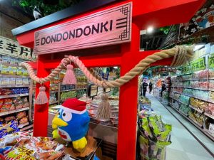 ▲唐吉訶德DON DON DONKI二店，賣場中可以見到鳥居、面具、燈籠與達摩等和風元素。（圖／記者劉雅文拍攝）