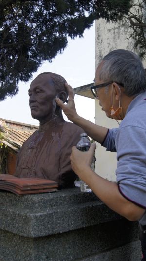 文史工作者幫修補宋崇玉塑像。翻攝「桃園楊梅宋崇玉京兆堂」粉絲專頁 ▲文史工作者幫修補宋崇玉塑像。翻攝「桃園楊梅宋崇玉京兆堂」粉絲專頁