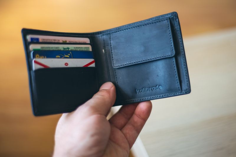 ▲黑色錢包好搭配、不易髒，其實黑色錢包也可以守財、聚財。（示意圖／取自unsplash）