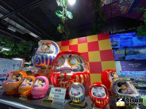 ▲唐吉訶德DON DON DONKI二店,推出超狂客製化達摩活動,30公分高開價19890元、50公分開價21590元,民眾可以自己選擇顏色,以及兩側的祝福字。(圖/記者劉雅文拍攝) ▲唐吉訶德DON DON DONKI二店,推出超狂客製化達摩活動,30公分高開價19890元、50公分開價21590元,民眾可以自己選擇顏色,以及兩側的祝福字。(圖/記者劉雅文拍攝)
