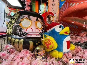 ▲唐吉訶德DON DON DONKI二店,推出超狂客製化達摩活動,30公分高開價19890元、50公分開價21590元,民眾可以自己選擇顏色,以及兩側的祝福字。(圖/記者劉雅文拍攝) ▲唐吉訶德DON DON DONKI二店,推出超狂客製化達摩活動,30公分高開價19890元、50公分開價21590元,民眾可以自己選擇顏色,以及兩側的祝福字。(圖/記者劉雅文拍攝)