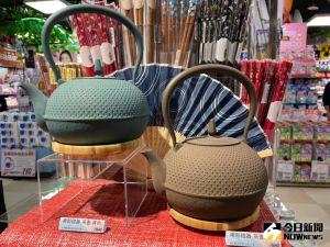 ▲唐吉訶德DON DON DONKI二店,相關南部鐵器商品也陳列在「日本工藝區」。(圖/記者劉雅文拍攝) ▲唐吉訶德DON DON DONKI二店,相關南部鐵器商品也陳列在「日本工藝區」。(圖/記者劉雅文拍攝)