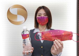 兆豐銀行今年除準備少量的發財水,還因應疫情準備了7萬片「富貴發財口罩」,讓客戶在防疫同時,也可隨時將財富財氣戴在臉上。(圖/兆豐銀行提供) ▲兆豐銀行今年除準備少量的發財水,還因應疫情準備了7萬片「富貴發財口罩」,讓客戶在防疫同時,也可隨時將財富財氣戴在臉上。(圖/兆豐銀行提供)