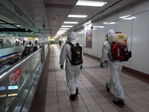 ▲國軍33化學兵群加強清消北捷相關場站。(圖/北市衛生局提供) ▲國軍33化學兵群加強清消北捷相關場站。(圖/北市衛生局提供)