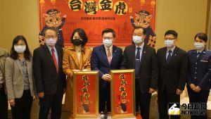 ▲趙天麟「台灣金虎」春聯 融合國軍革新及石虎保育元素。(圖/記者呂炯昌攝,2022.01.20) ▲趙天麟「台灣金虎」春聯 融合國軍革新及石虎保育元素。(圖/記者呂炯昌攝,2022.01.20)
