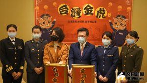▲民進黨立委趙天麟製作「台灣金虎」春聯,創作題材融合國軍革新及石虎保育元素,舉辦記者會贈送國軍。(圖/記者呂炯昌攝,2022.01.20) ▲民進黨立委趙天麟製作「台灣金虎」春聯,創作題材融合國軍革新及石虎保育元素,舉辦記者會贈送國軍。(圖/記者呂炯昌攝,2022.01.20)