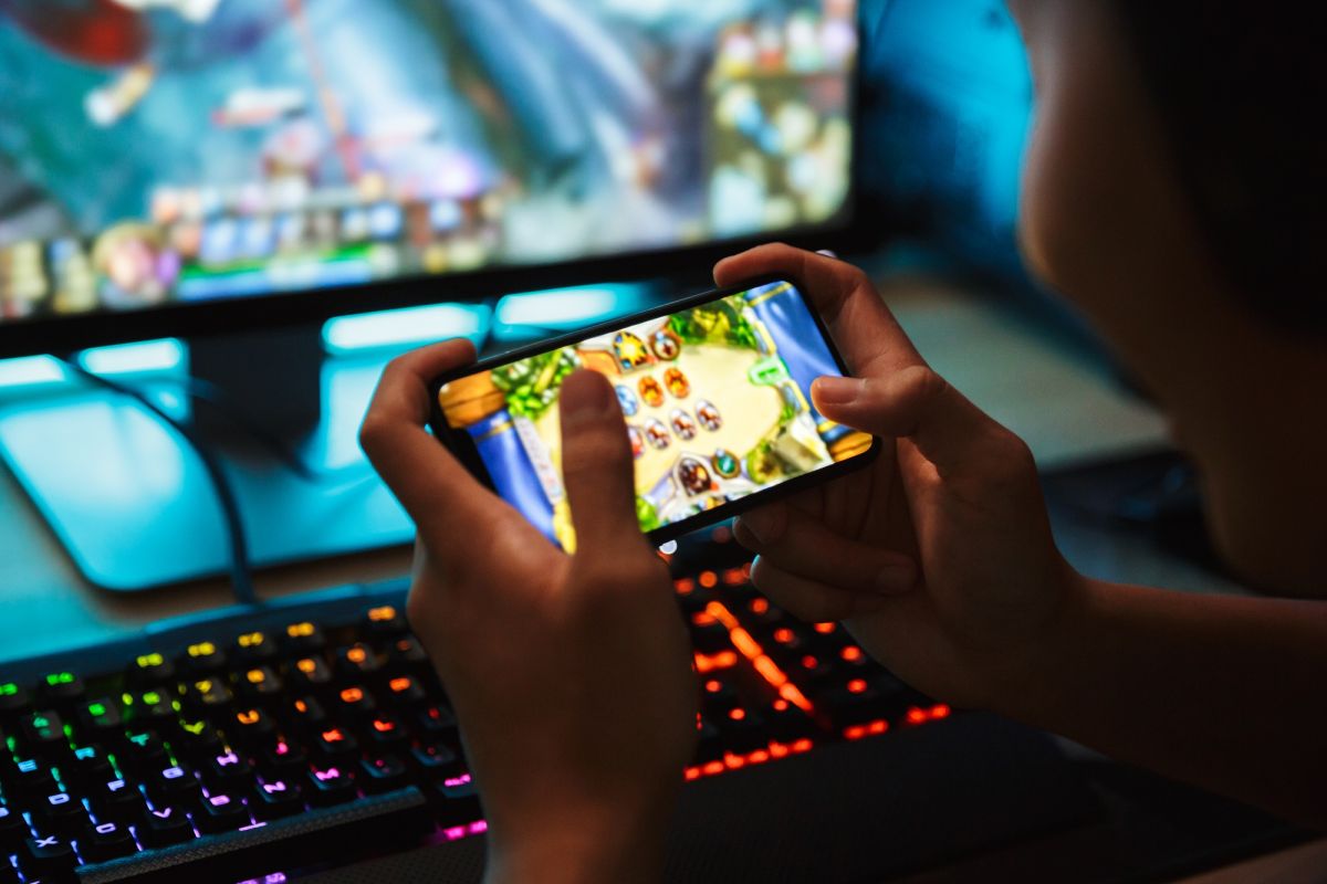 ▲手遊佔全球遊戲市場一半以上動能，不過台灣有不少玩家習慣透過Android模擬器，轉移至PC筆電遊玩，Google Play今（20）日宣布推出自家模擬器「Google Play遊戲」測試版。（圖／取自Shutterstock）