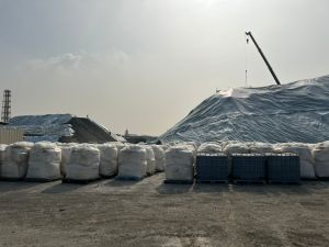 現場堆置污染土方用帆布(藍白色),太空包為生物製劑,添加在執行污染土方生物復育使用。(圖/高雄市環保局提供) ▲現場堆置污染土方用帆布(藍白色),太空包為生物製劑,添加在執行污染土方生物復育使用。(圖/高雄市環保局提供)