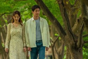 ▲片中,徐玄(左)跟李濬榮「銬情趣手銬」在公園散步。(圖/Netflix) ▲片中,徐玄(左)跟李濬榮「銬情趣手銬」在公園散步。(圖/Netflix)