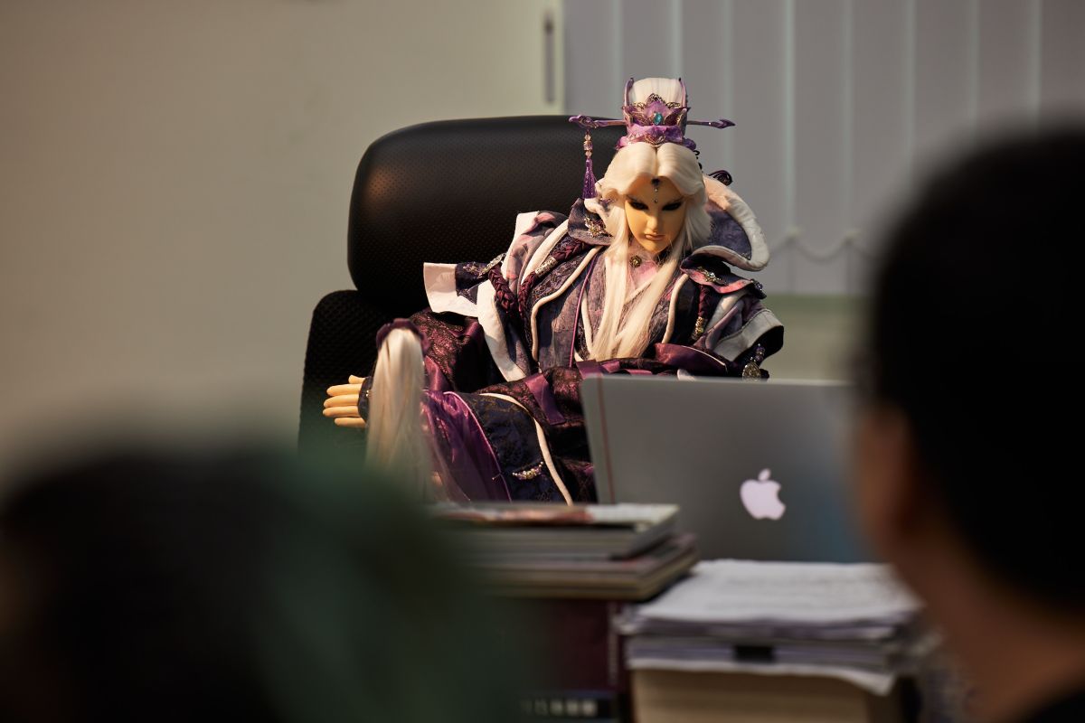 ▲布袋戲大師、前霹靂國際多媒體副董事長黃文擇12日逝世。圖為霹靂布袋戲當家一哥「素還真」。（圖／品牌提供）