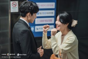 ▲劇中,車清華(右)帶兒子走後門。(圖/愛爾達電視) ▲劇中,車清華(右)帶兒子走後門。(圖/愛爾達電視)