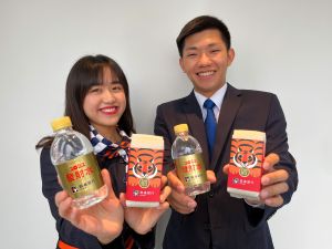凱基銀行新春開運贈禮誠意十足,今年迎虎年特別推出文青風的「金虎發財水」與「福虎生豐發財米」,模樣討喜可愛有如日本Q版招財貓,限量送給財富管理貴賓。(圖/凱基銀行提供) ▲凱基銀行新春開運贈禮誠意十足,今年迎虎年特別推出文青風的「金虎發財水」與「福虎生豐發財米」,模樣討喜可愛有如日本Q版招財貓,限量送給財富管理貴賓。(圖/凱基銀行提供)