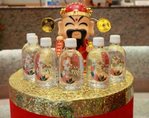 永豐銀行發財水,以故宮典藏畫作的牡丹花為設計意象,象徵花開富貴,瓶身通透可見金色「財」字,隨光線折射後有如水面漣漪般逐漸擴散,象徵為客戶放大財富。(圖/永豐銀行提供) ▲永豐銀行發財水,以故宮典藏畫作的牡丹花為設計意象,象徵花開富貴,瓶身通透可見金色「財」字,隨光線折射後有如水面漣漪般逐漸擴散,象徵為客戶放大財富。(圖/永豐銀行提供)