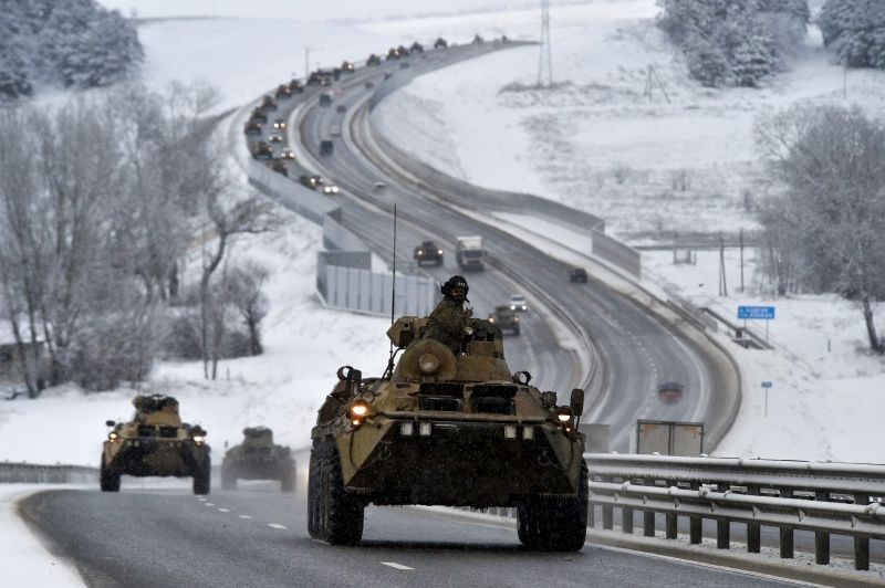 ▲俄羅斯與烏克蘭間的緊張態勢持續。圖為在烏克蘭南部的克里米亞行駛的俄羅斯裝甲車部隊。（圖／美聯社／達志影像）