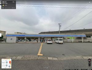 日本一間「LAWSON」超商招牌長度同樣多出店面一倍。(圖/翻攝自J-CASTニュース) ▲日本一間「LAWSON」超商招牌長度同樣多出店面一倍。(圖/翻攝自J-CASTニュース)