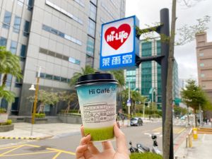 ▲萊爾富補班日推「整買零取」推大杯美式咖啡、大杯拿鐵咖啡同品項買2送2的快閃優惠。(圖/業者提供) ▲萊爾富補班日推「整買零取」推大杯美式咖啡、大杯拿鐵咖啡同品項買2送2的快閃優惠。(圖/業者提供)