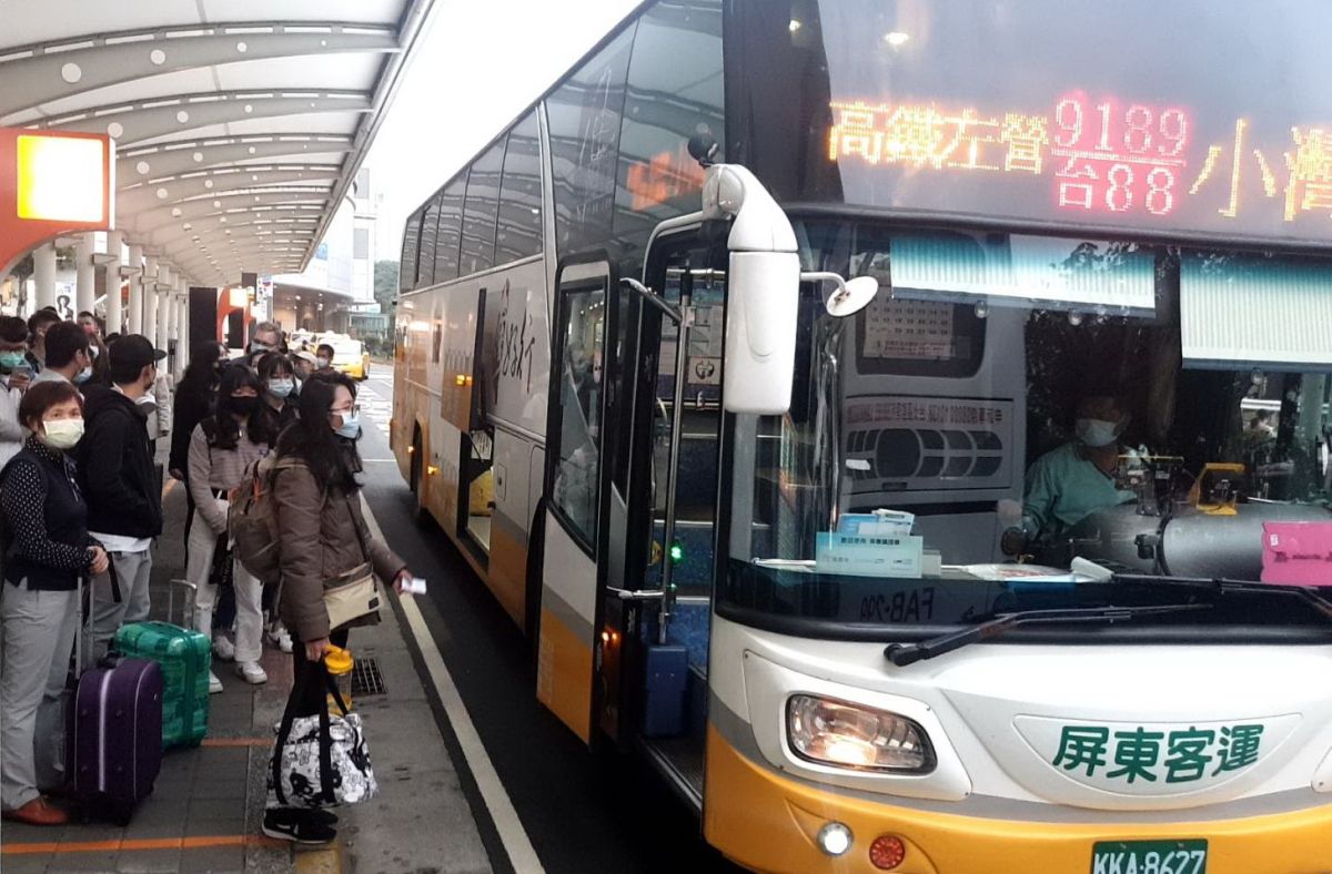 ▲公路總局因應連假掃墓、返鄉及出遊旅運需求，積極協調各國道客運業者籌備運能並提供多重優惠。(圖／NOWnews資料照)