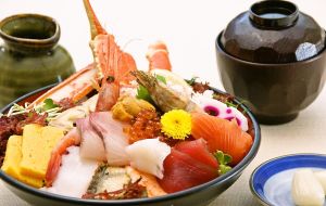 ▲位在砂丘正對面，十種以上食材的豪華生魚片海鮮丼只要2200日幣。（圖／砂丘會館）