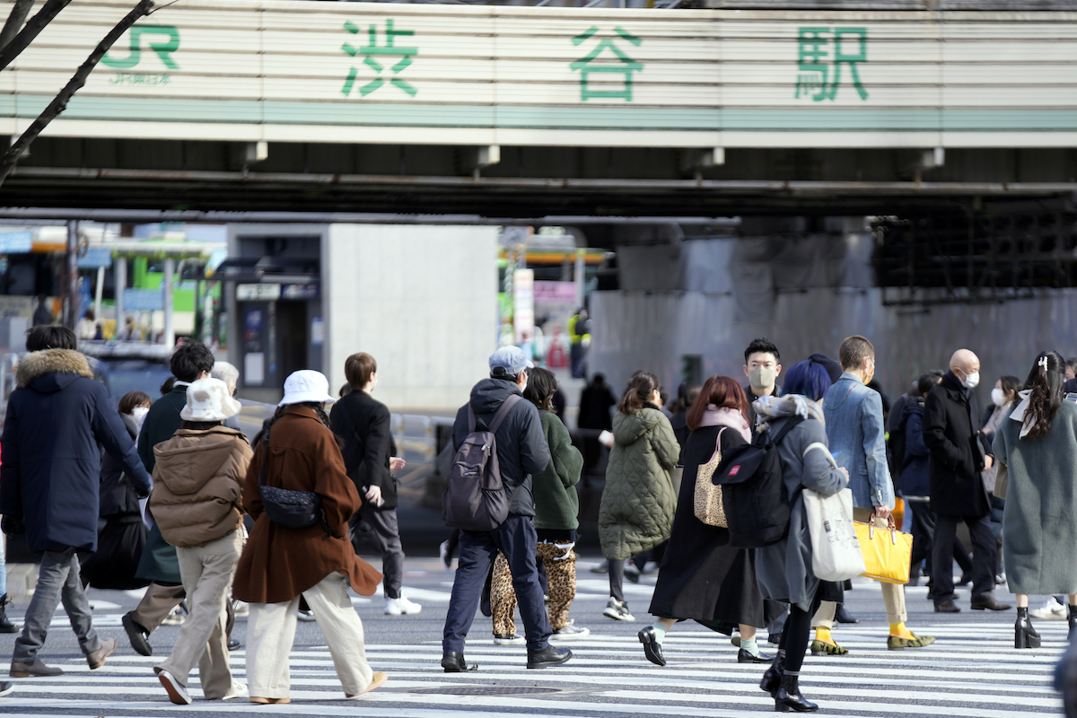 ▲日本全境正面臨第6波疫情侵襲，近期重症患者數已增加到年初約8倍之多。圖為澀谷車站。（圖／美聯社／達志影像）