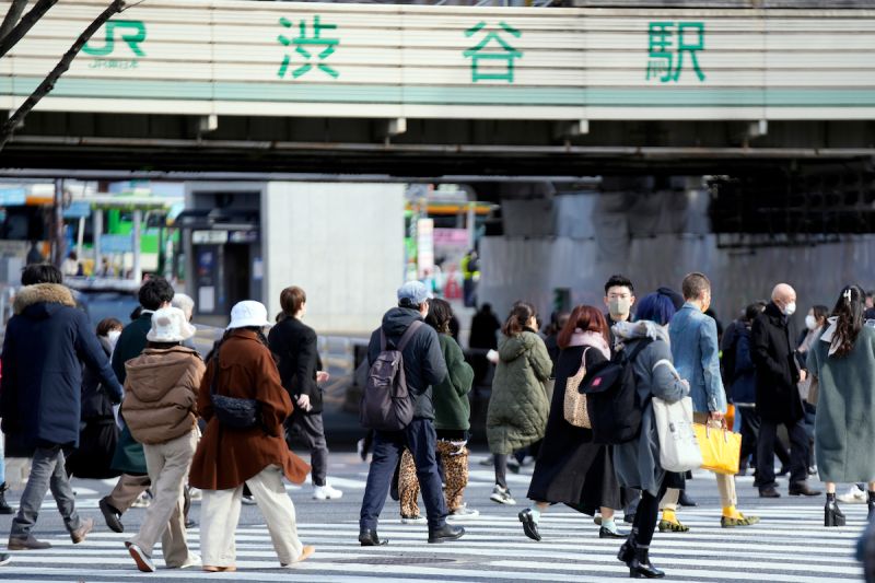 ▲日本11月8日在時隔約兩個月後，全境單日再度新增逾8萬例COVID-19確診病例。圖為澀谷車站。（圖／美聯社／達志影像）