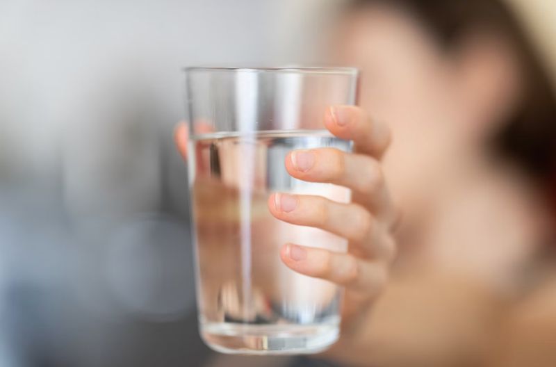 水放隔夜別喝是真的！「4大NG喝水法」　嚴重還會要你命
