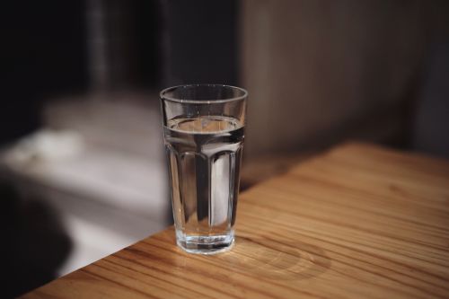 ▲水喝多不一定比較健康，該怎麼喝才對？對此，泌尿科醫師高銘鴻就提出「4大NG喝水法」，表示喝水很重要，但不要喝錯。（示意圖／取自unsplash）