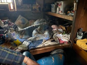 貧困老乩童睡在神桌下 議員援助寒冬送暖 ▲林老先生與妻子租房居住,每月僅靠老人低收補助過生活,但其太太住院已長達8個多月,無人打理一團混亂(圖/林祈烽服務處提供2022.1. 22)