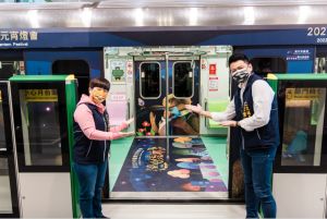 中捷運穿上閃亮外衣 迎接中台灣元宵燈會 ▲進入車廂內彷彿置身燈會現場,五大亮點燈區,各自述說著不同的台中故事(圖/觀旅局提供2022.1. 22)