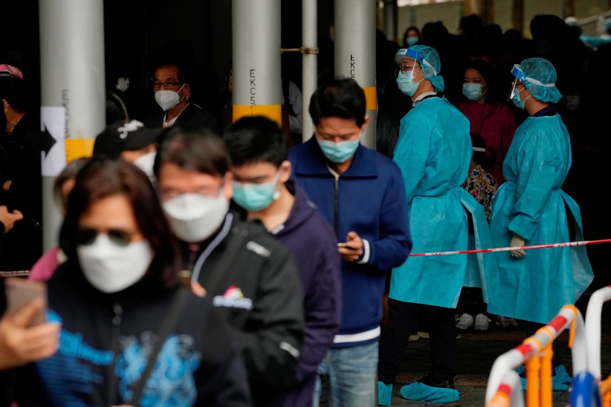 ▲香港連續2天新增逾300例新冠病例，官方直指當前疫情危急，尚未達到高峰。（圖／美聯社／達志影像）