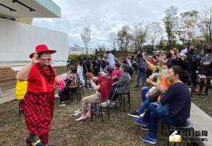 ▲戶外舞台邀請2018世界小丑冠軍演出小丑靜思劇，精彩逗趣歡樂劇。（圖／記者金武鳳攝，2022.1.22)