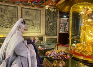 ▲素還真現身台中大甲鎮瀾宮拜媽祖祈福求平安。(圖/威視電影提供) ▲素還真現身台中大甲鎮瀾宮拜媽祖祈福求平安。(圖/威視電影提供)