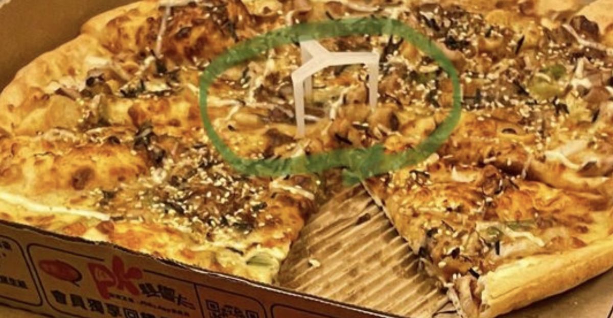 ▲往往打開Pizza盒之後，你是否發現盒子中間都會有一個「三角架」放在Pizza的中間呢？（圖/PTT）