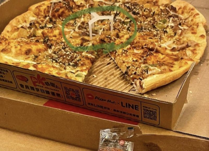 ▲網友不解為何Pizza的中間會有一個三角架，引發熱議。（圖/PTT）