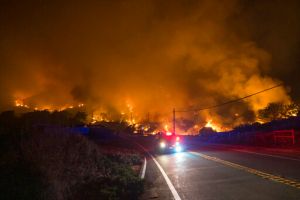 美國加州於當地時間21日晚間發生山林野火，當局雖派員救災但火勢迅速延燒，當局為此下令鄰近居民疏散。（美聯社）