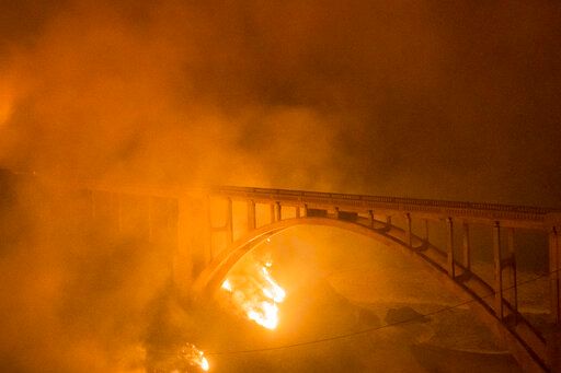 ▲美國加州比克斯比峽谷大橋（Bixby Creek Bridge）也發生火災，道路被迫關閉。（圖／美聯社／達志影像）