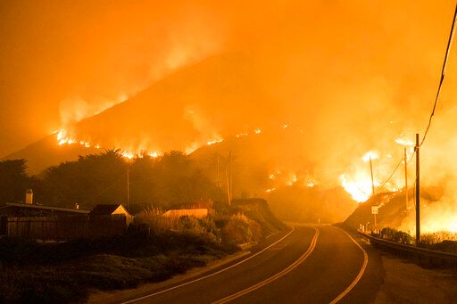 ▲美國加州發生罕見的冬季山林野火，一夜之間燒毀1500英畝土地，當局緊急疏散近500名鄰近居民。（圖／美聯社／達志影像）